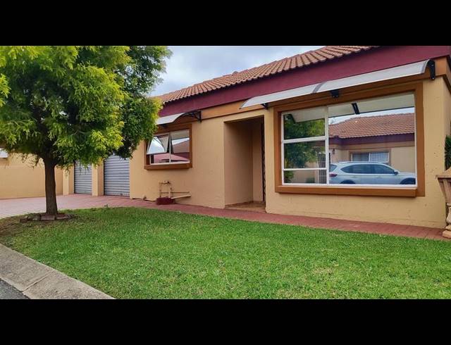 3 BEDROOM TOWNHOUSE FOR SALE IN VANDERBIJLPARK CE 2